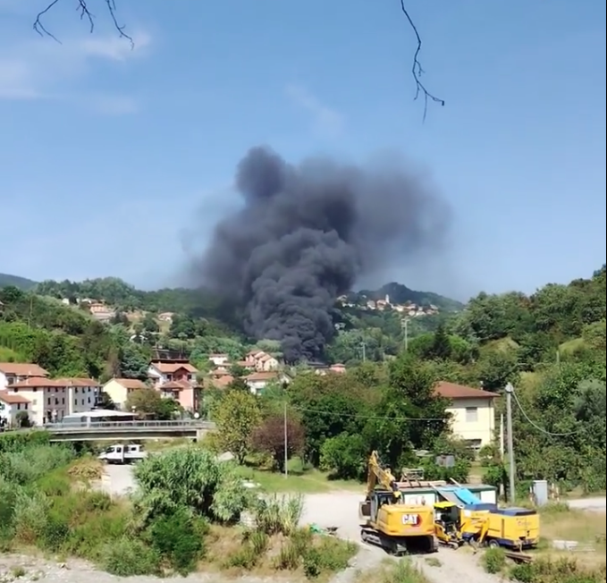 la nube nera che si è generata dall'incendio a mignanego