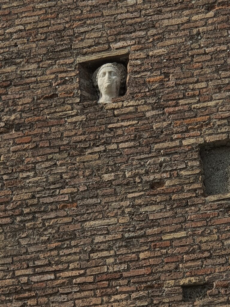 Ponte Fabricio,  torre dei Caetani, particolare della testa