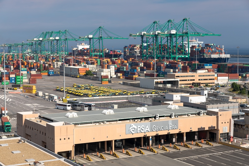 Il gruppo Axa si fa avanti per gestire i terminal del porto di Genova