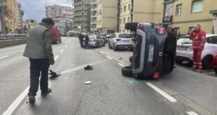 Auto si ribalta in corso Europa a Genova. Un ferito in codice rosso