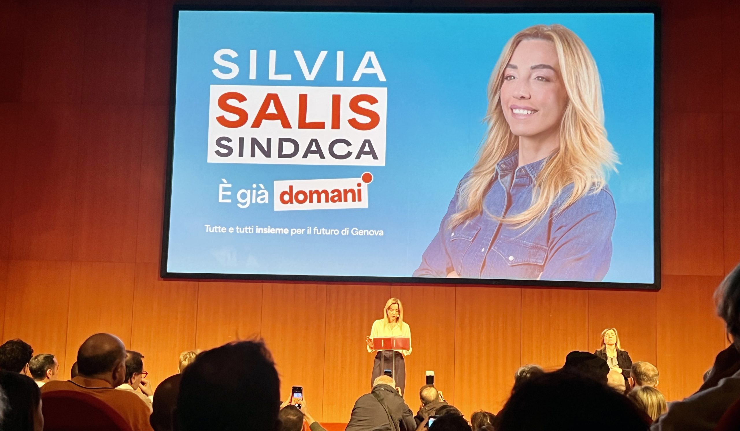 Salis presenta il programma della sua campagna e rivendica: «Riprendiamoci il futuro, è già domani»